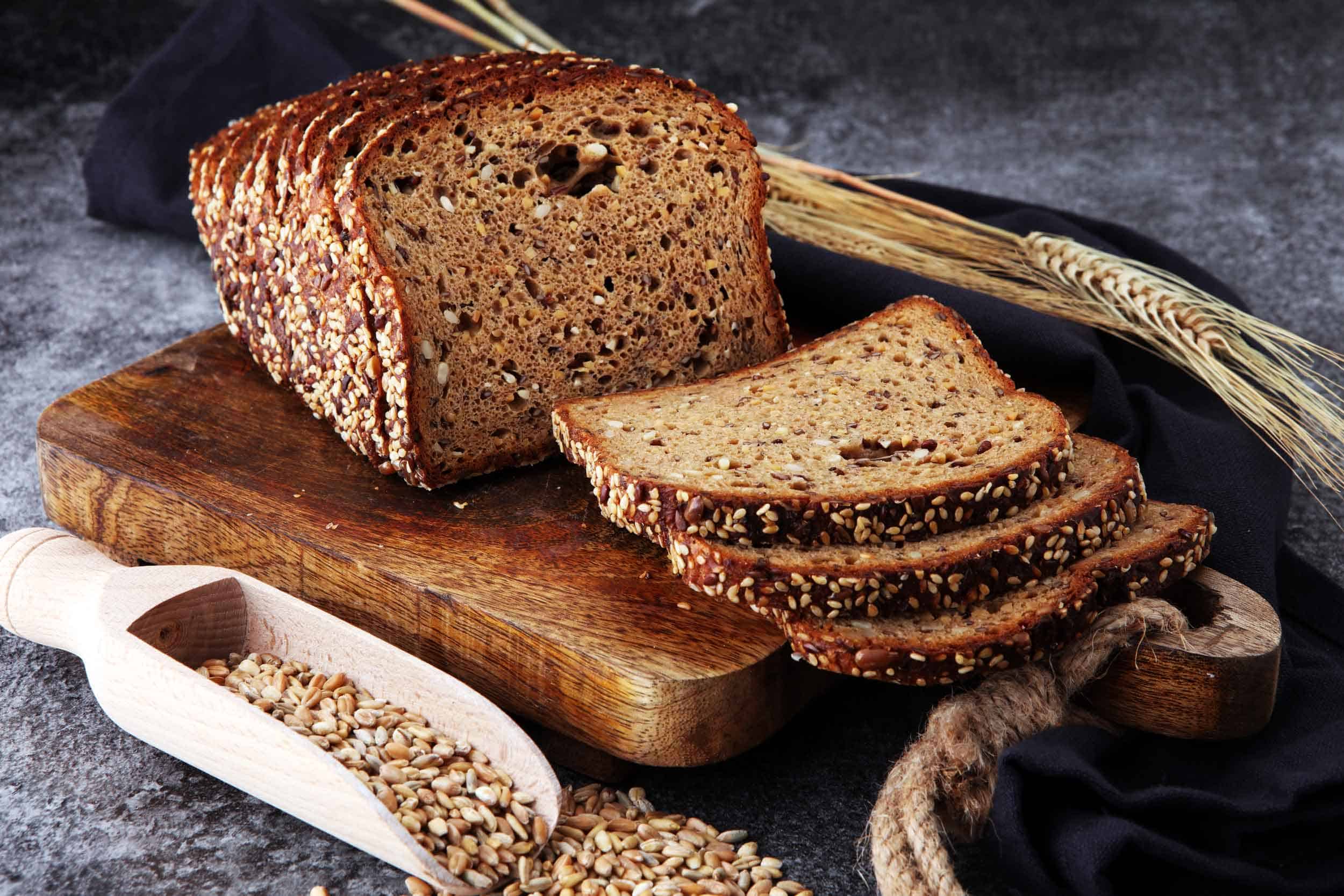 Полезнее ржаной или пшеничный. Ржаной цельнозерновой хлеб. Хлеб Роггенброт бездрожжевой. Хлеб с зернами. Красивый ржаной хлеб.