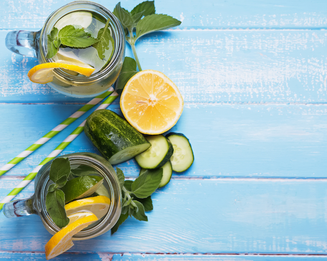 Lemon,And,Cucumber,Detox,Water,In,Glass,Jars,On,Blue