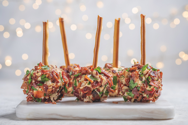 Christmas,Cheese,Ball,Appetizers,With,Bacon,,Pecans,And,Herbs.