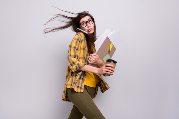 Profile,Side,Photo,Of,Young,Woman,Talk,Smartphone,Hurry,Go