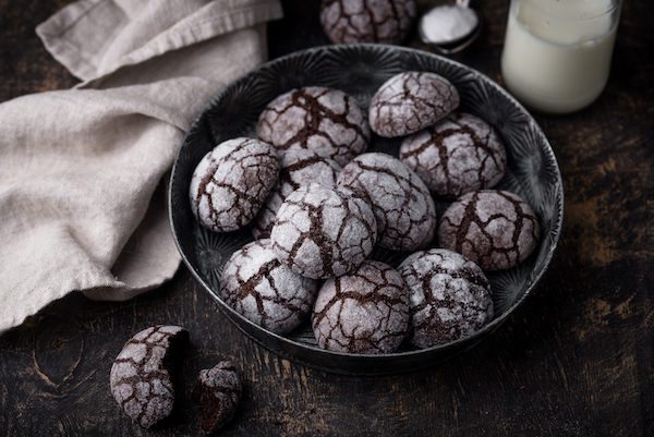 Chocolate crinkle cookies with cracked